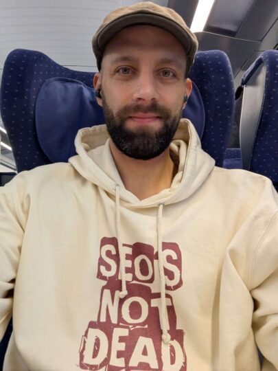 Dominik Graser mit SEO's Not Dead Hoodie